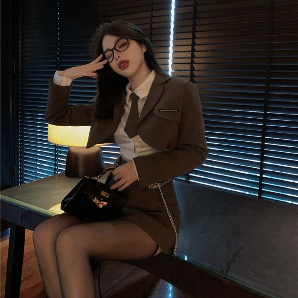 Jas wanita 2022 musim semi baru jas temperamen pendek + kemeja satin + rok pinggul set tiga potong