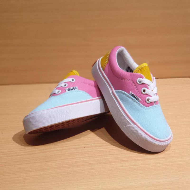 sepatu anak perempuan sepatu anak vans authentic pink blues sudah termasuk box &amp; kaus kaki .