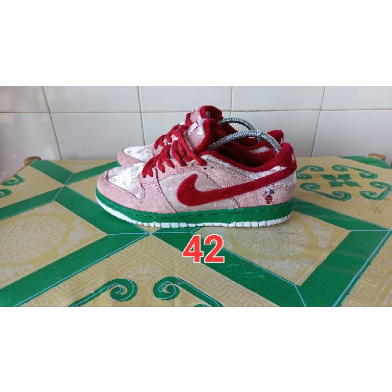 Nike sb dunk x strangerlove