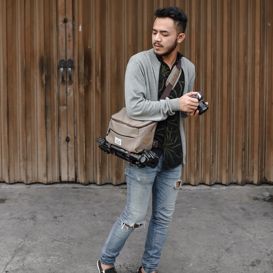 FOCUS KHAKI ORIGINAL x ATVA Tas Kamera Selempang Pria Wanita Slingbag Lensa DSLR Mirrorless Tripod Sling Bag Camera Multifungsi Casual Camera Shoulder Bag Premium Unisex Shoulderbag Tas Slempang Bahu Free Rain Cover Keren Terbaru Kekinian Branded