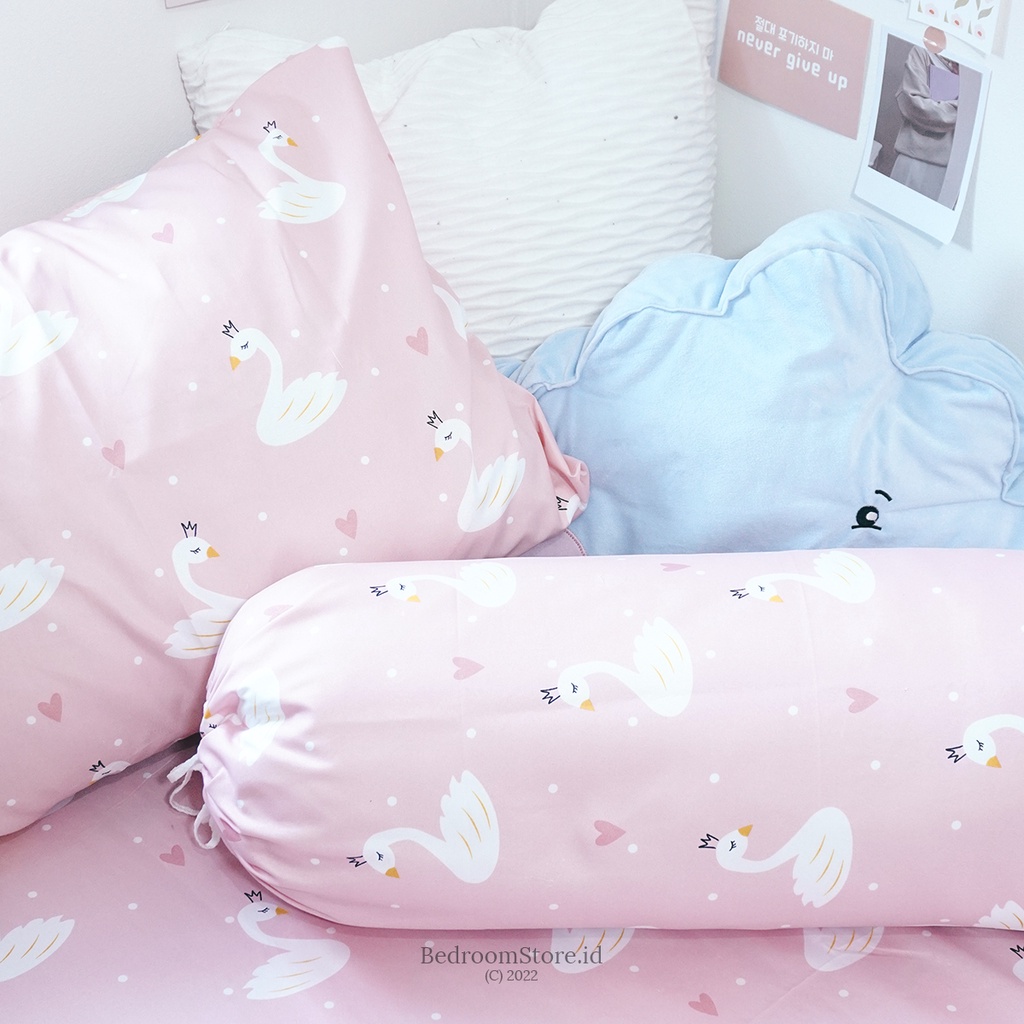 SPREI AESTHETIC MOTIF SWAN PINK SUDAH TERMASUK SARBAN SARGUL