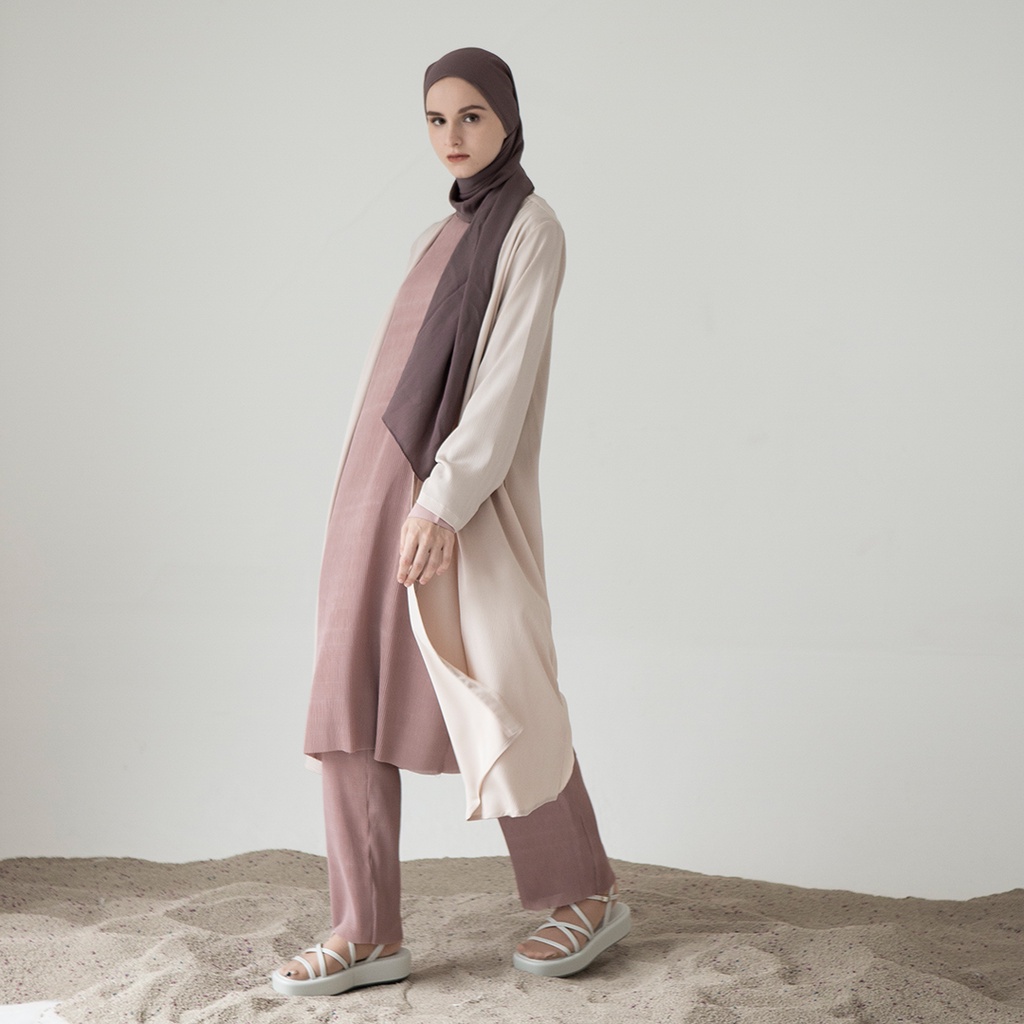 Mandaka by Aska Label - Outerwear wanita ringan crinkle dan flowy warna putih tulang offwhite, cream, coklat