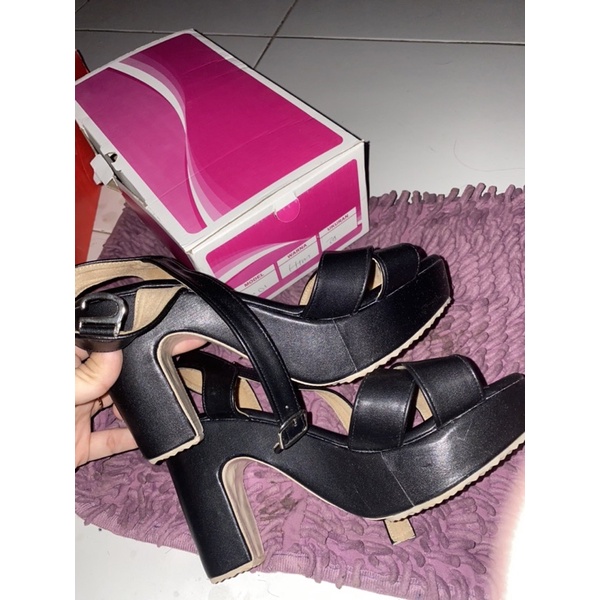 Heels hitam beli di Dives shoes shoppe. masih baru