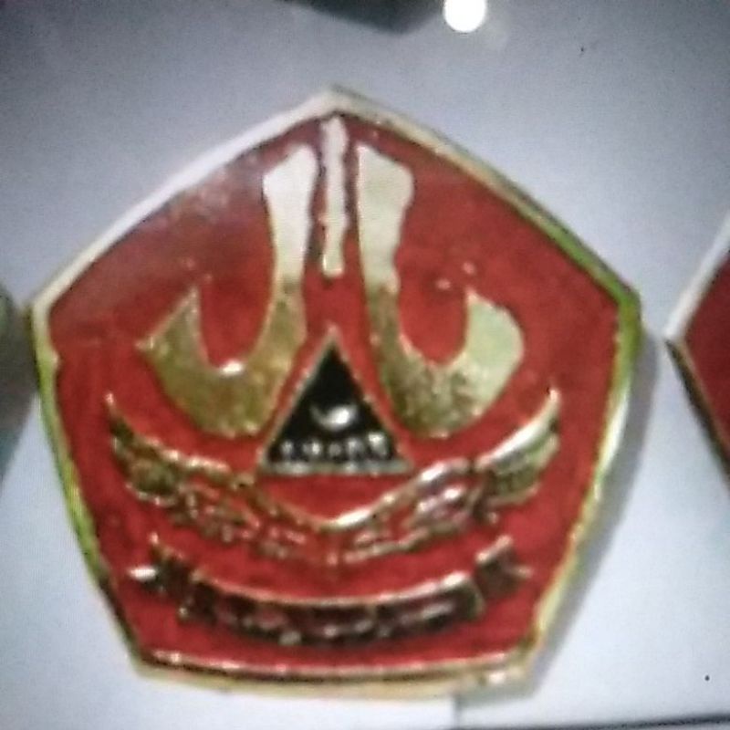 pin mut ansor banser warna emas