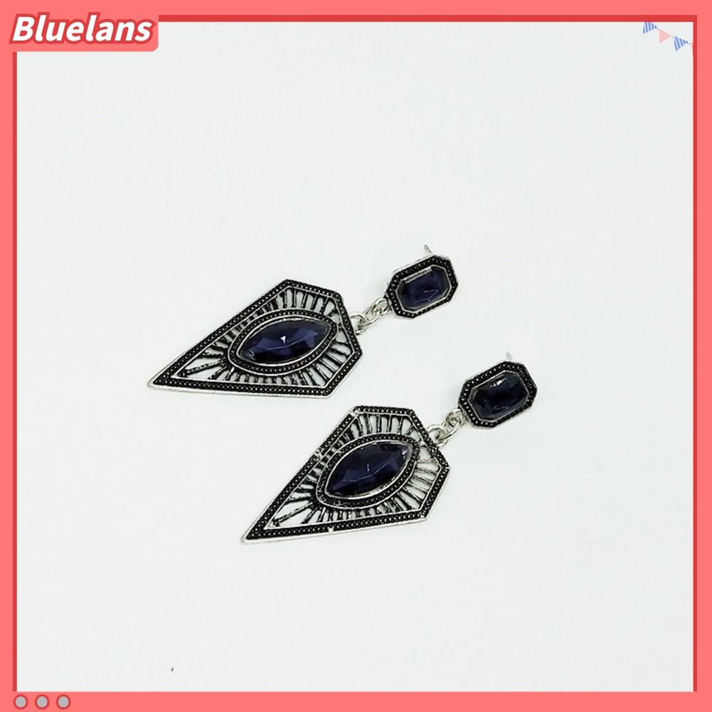 Anting Sapphire Imitasi Bentuk Segitiga Model Hollow Gaya Vintage Untuk Wanita