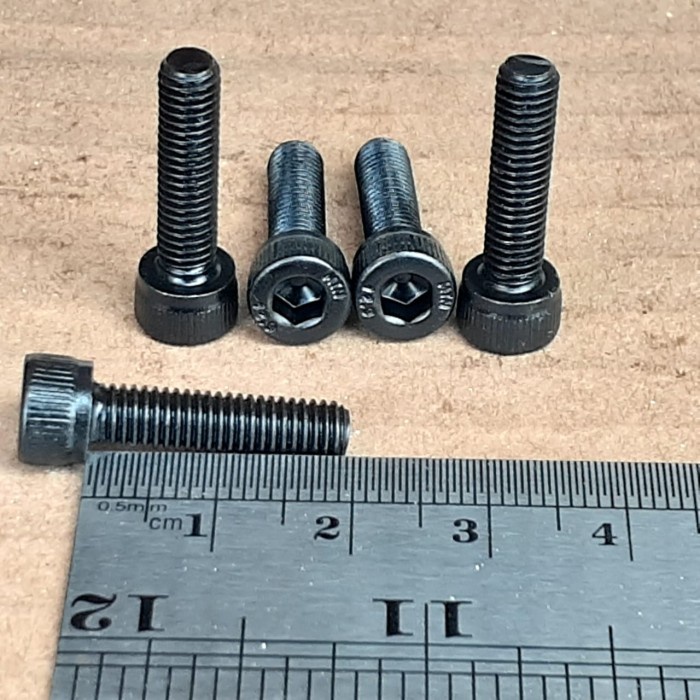 BAUT L M5X20 PANJANG 2CM  / BAUT L BAJA M5X20 WARNA HITAM