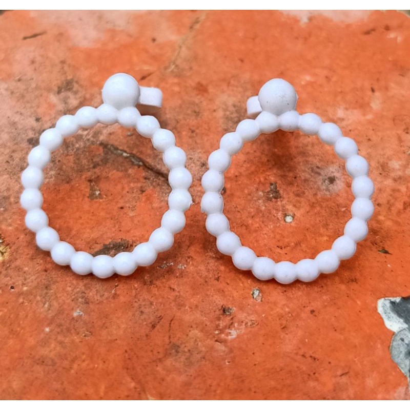 Anting boneka figure