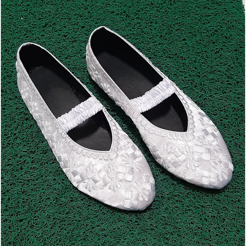 etnik fashion sepatu wanita haji umroh flat slip on bordir putih