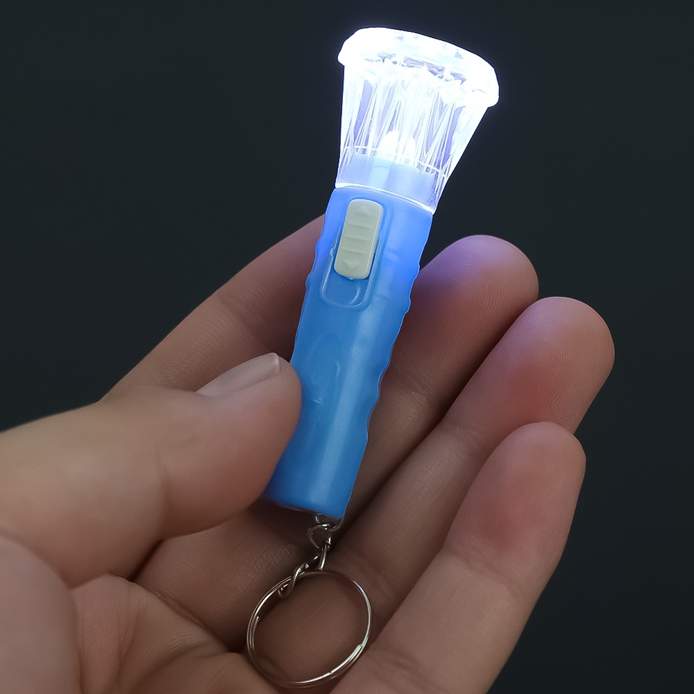 1pc Lampu Senter LED Saku Mini Portable Warna Acak Dengan Gantungan Kunci Untuk Pesta Anak