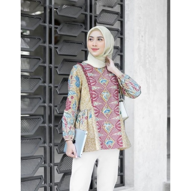 Kinanti blus batik.