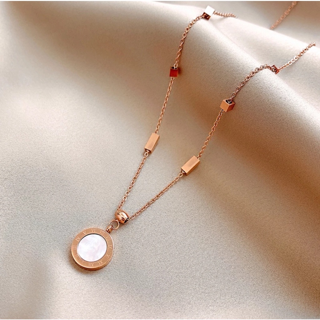 Kalung Rantai Kubus Liontin Shell Angka Romawi 2 Sisi Black n White