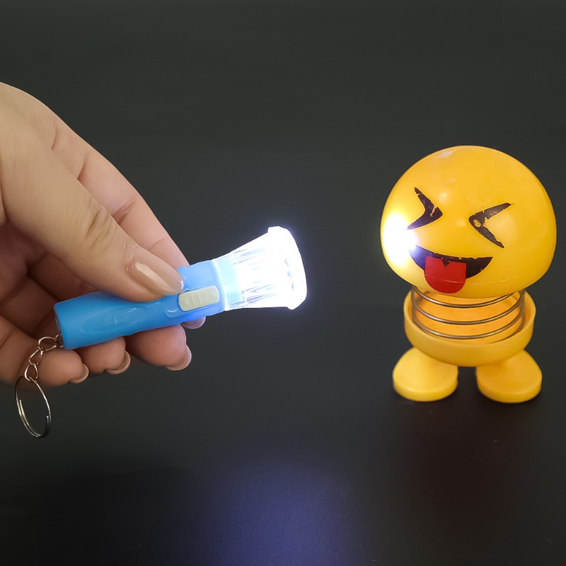 1pc Mainan Senter LED Mini Tenaga Baterai Kancing Bahan Plastik Warna Acak Dengan Gantungan Kunci Untuk Anak