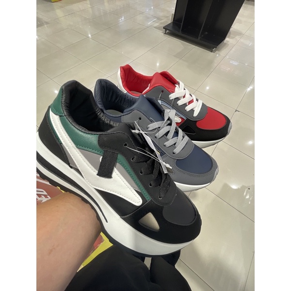 SEPATU SNEAKERS WANITA MERK LOOKS TERBARU