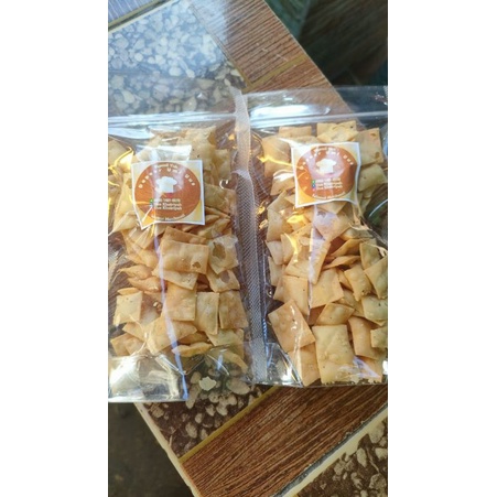 

KERUPUK PANGSIT, ORIGINAL DAN PEDAS VARIAN RASA