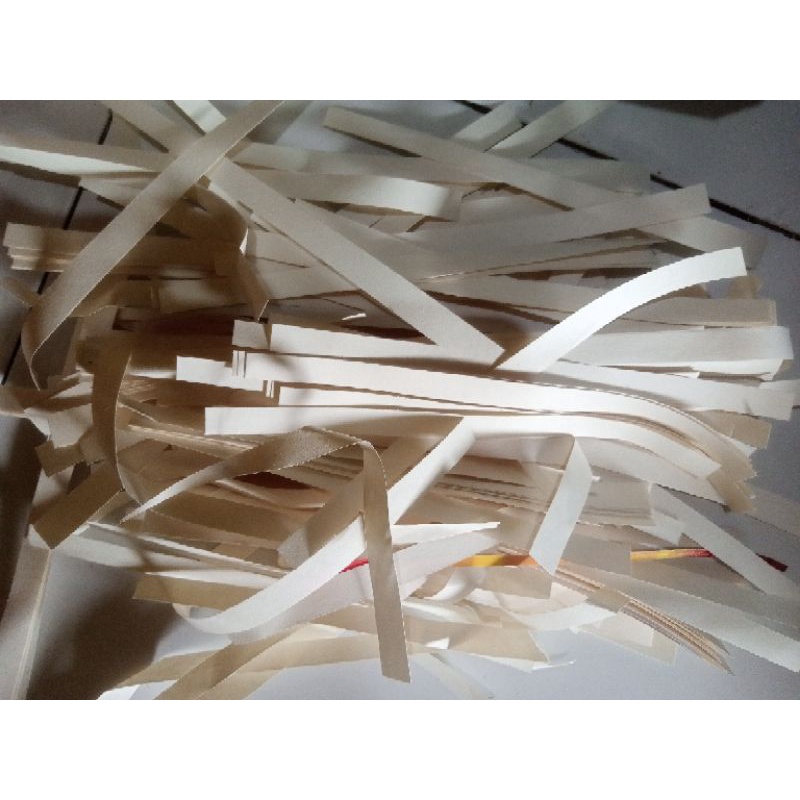 

SHREDDED PAPER/KERTAS CACAH KERTAS POTONG UNTUK HAMPERS ATAU PELINDUNG PRODUK KEMASAN 250gr