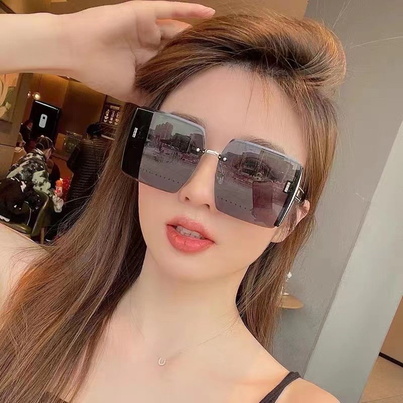 Sunglass Kacamata Hitam Antisinar UV Pantai Travel Bingkai Persegi Untuk Wanita Pria Anti UV Proteksi Sinar Matahari Langsung ke Mata / Kacamata Anti Sinar UV Pelindung Mata Pria Wanita / Kacamata Fashion Travel Wanita Pria