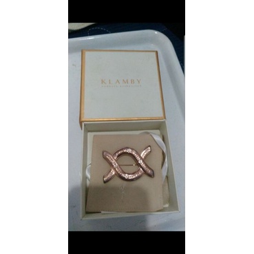 Preloved Brooch Wearing Klamby