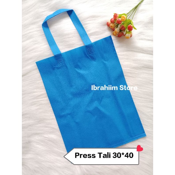 

TAS SPUNBOND POLOS TEBAL UKURAN 30X40X8 CM / TAS SOUVENIR / GOODIE BAG POLOS TEBAL