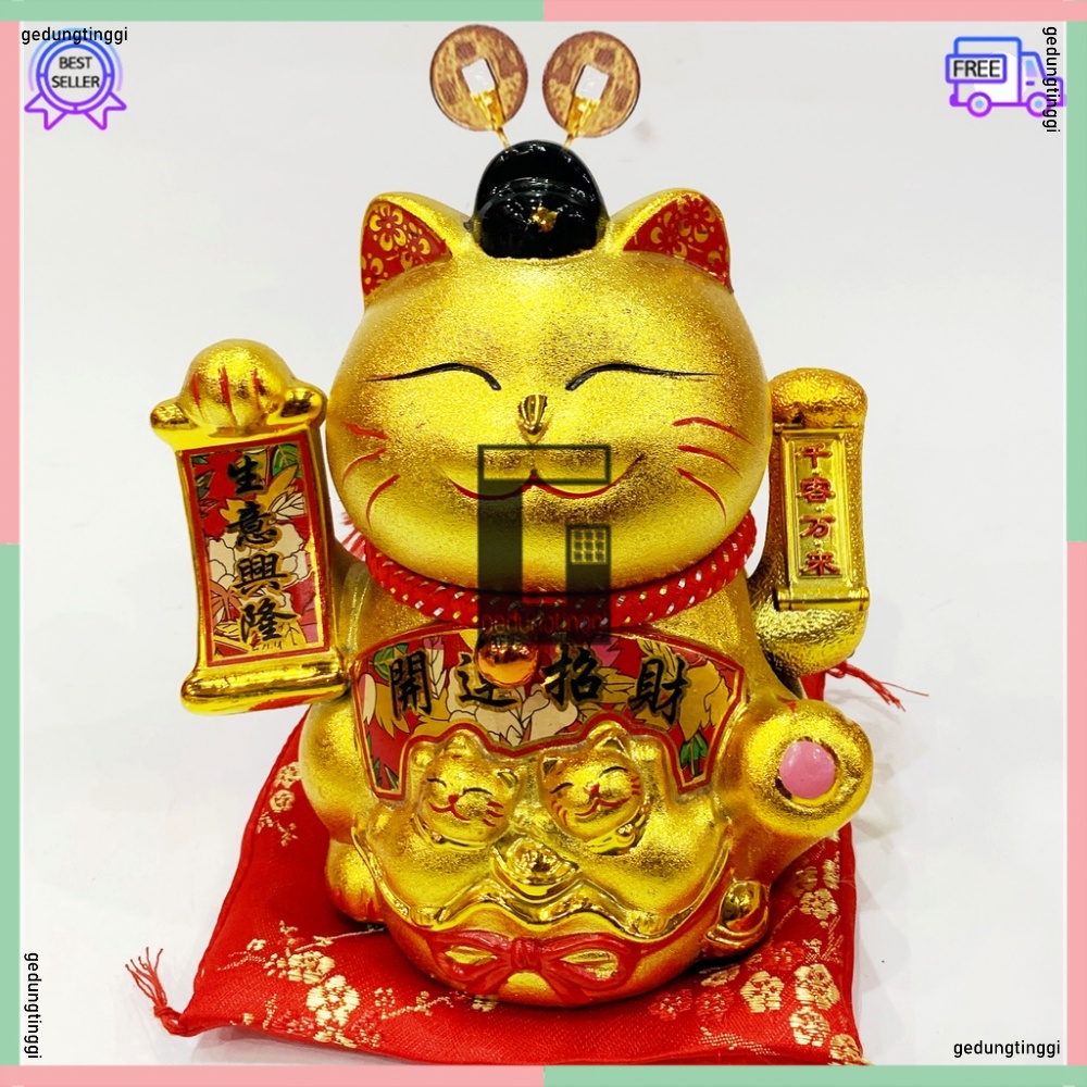 Patung Pajangan Boneka Hiasan Kucing Hoki Fengshui Maneki Neko Maneko Neki Keberuntungan Lucky Cat Jepang Cina China Keramik Ceramic Gold Emas Baterai Batrai Batre Batrei Baterry Batery Listrik Tangan Gerak Goyang Melambai Panggil Memanggil Rejeki Murah