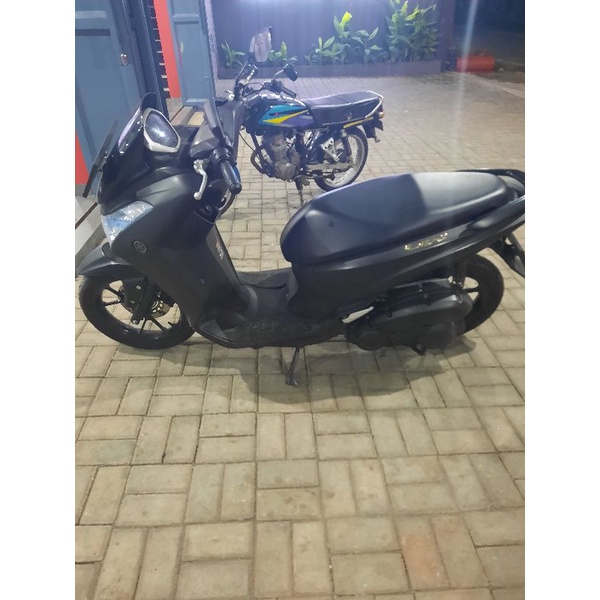 Motor Yamaha Lexi 2022 hitam