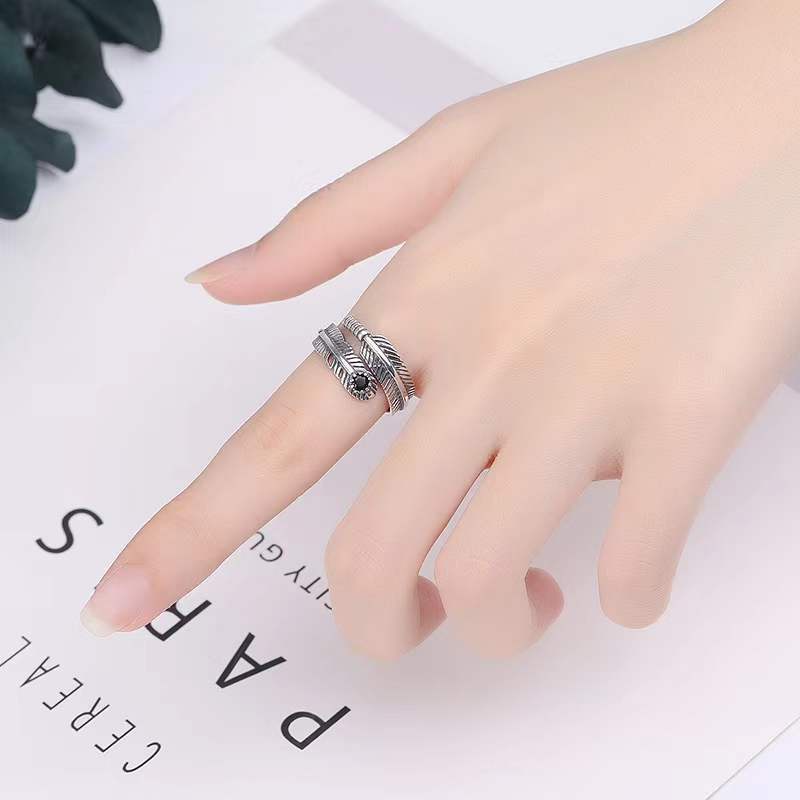 Cincin Bentuk Bulu Bahan Zirkon Warna Hitam Gaya Vintage