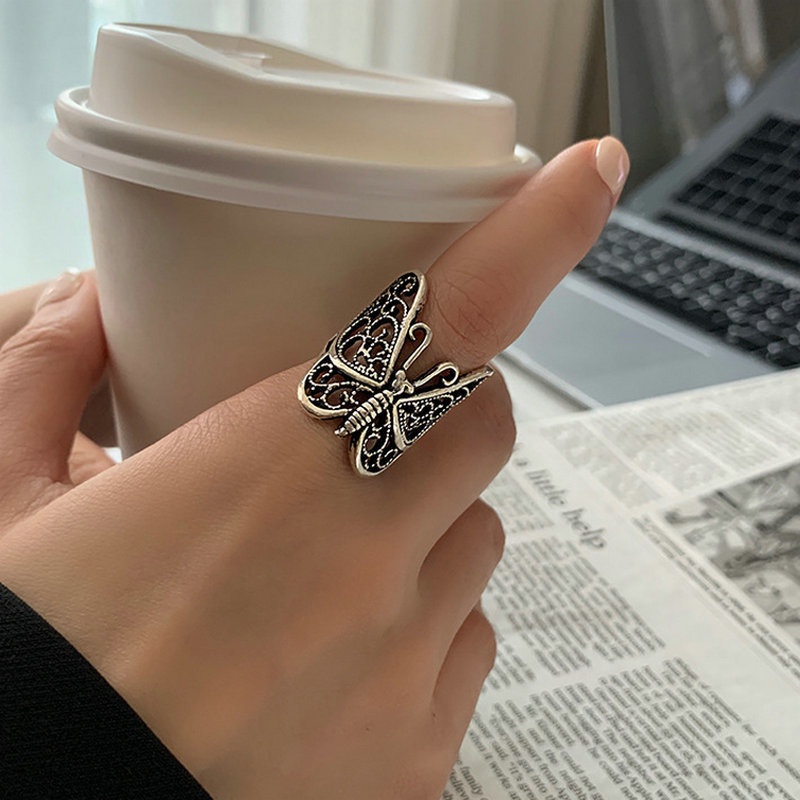 Cincin Adjustable Desain Ukiran Butterfly Hollow out Gaya Vintage Untuk Pasangan