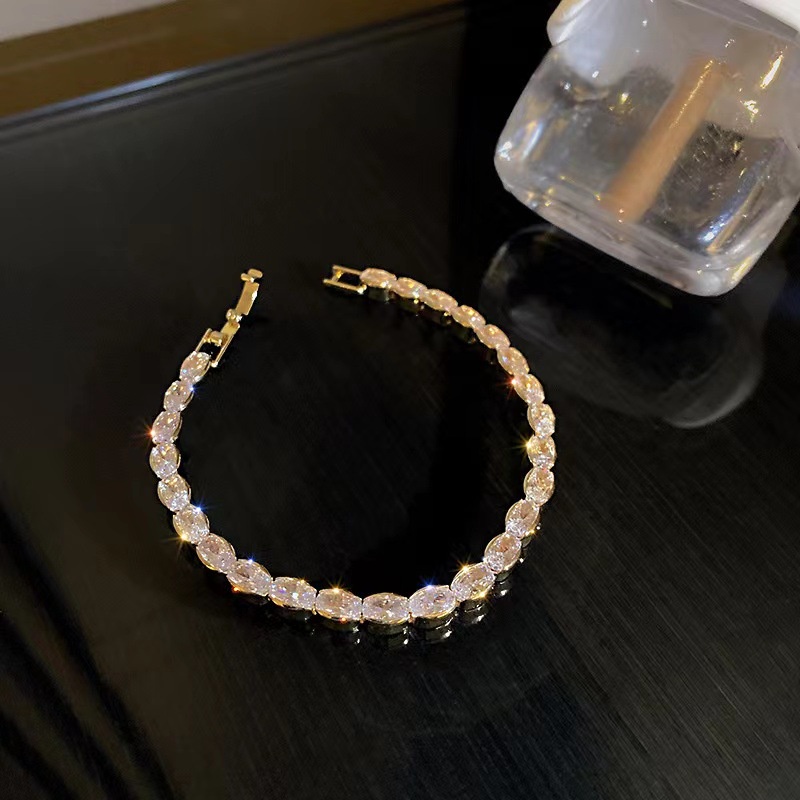 Gelang Tangan Rantai Bahan Alloy Aksen Batu Zircon Imitasi Bentuk Kotak Gaya Korea Untuk Wanita