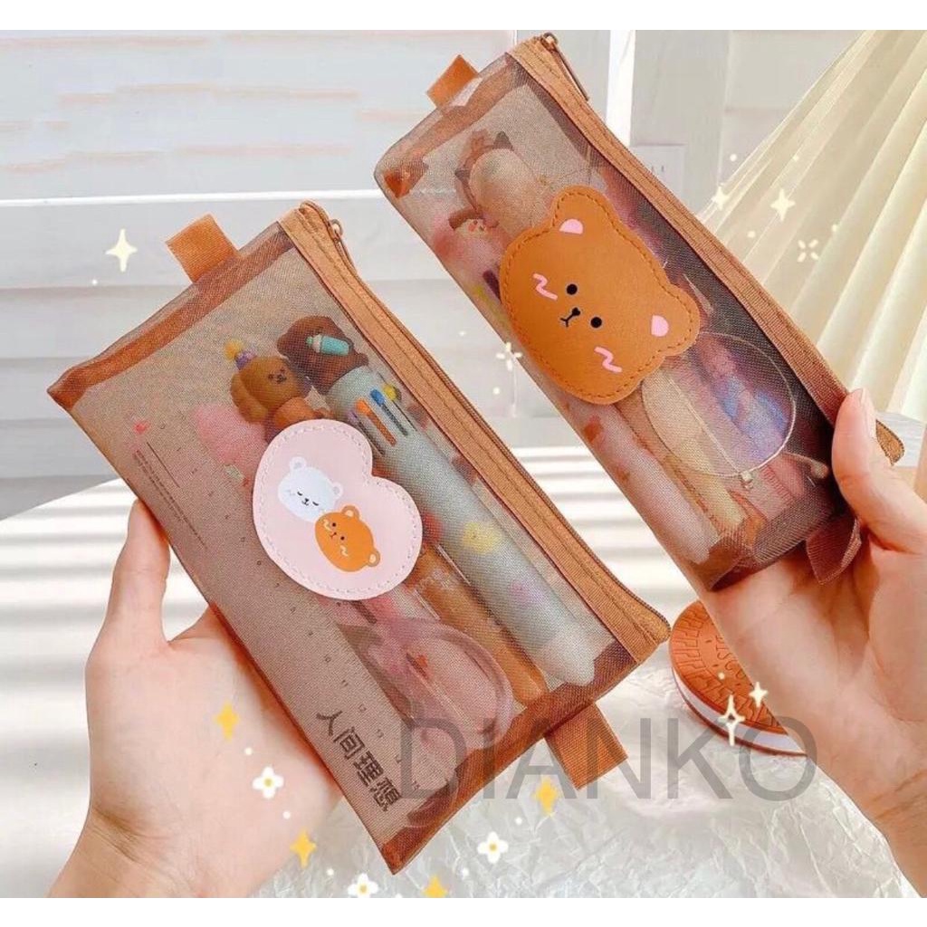 

TEMPAT PENSIL / KOTAK PENSIL ALAT TULIS / TEMPAT MAKEUP TEDDY BROWN / TEMPAT WADAH SERBAGUNA / TEMPAT SERBAGUNA JARING COKLAT