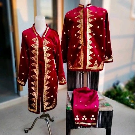 Baju adat Bengkulu pengantin wanita dengan motif emas dan mahkota