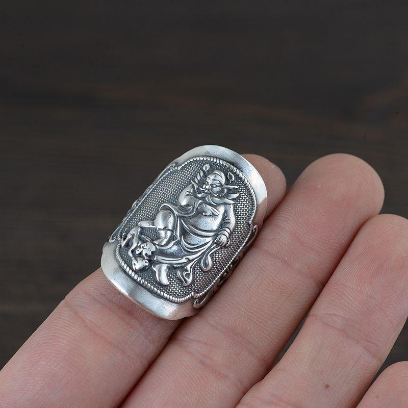 Cincin Desain Figur Zhong Kui Catch Ghost Gaya Retro Etnik China Untuk Pria