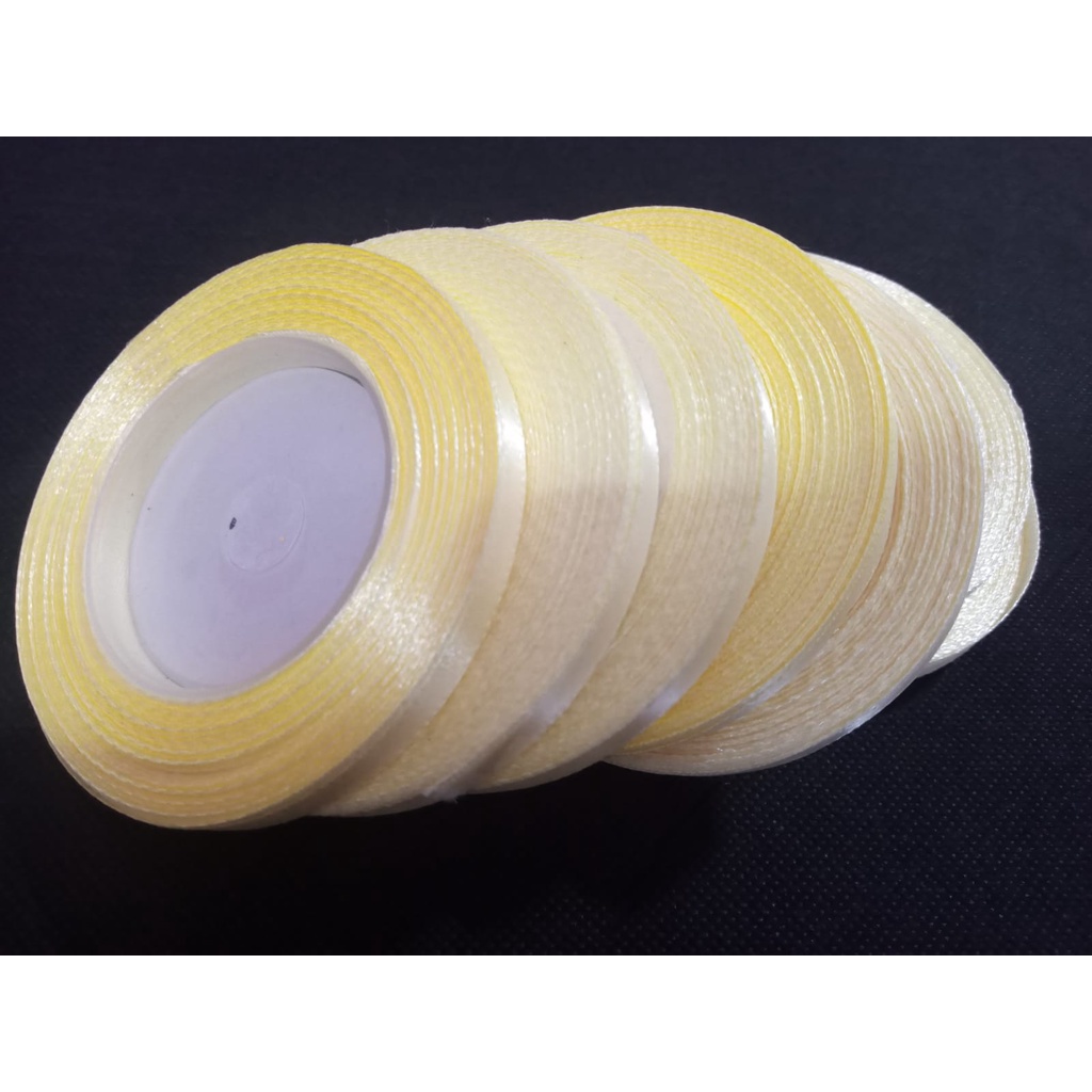 

Pita Satin Kuning Muda Ukuran 1/4 inch/0,635cm per roll