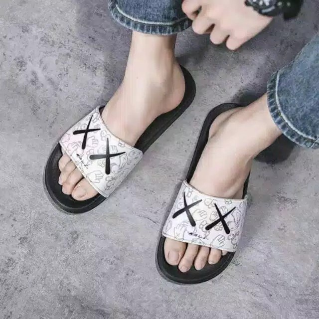 SANDAL / SANDAL SLIDE/ SANDAL SLIP ON/ SENDAL KARET APLLAUSE KAWS PREMIUM DENGAN LAPISAN BUSA TEBAL