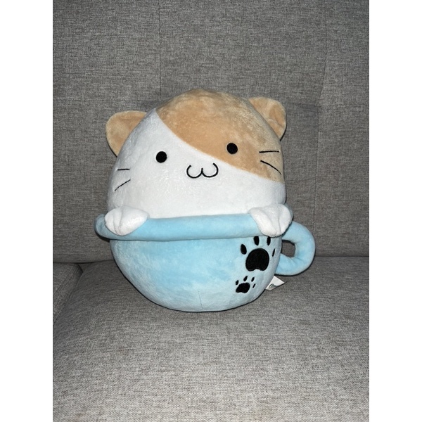 Boneka kucing dalam gelas ocean park