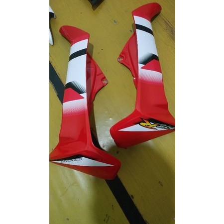 SAYAP LUAR FIZR WARNA MERAH PUTIH BODI DEPAN FIZR WARNA MERAH PUTIH TH 2001