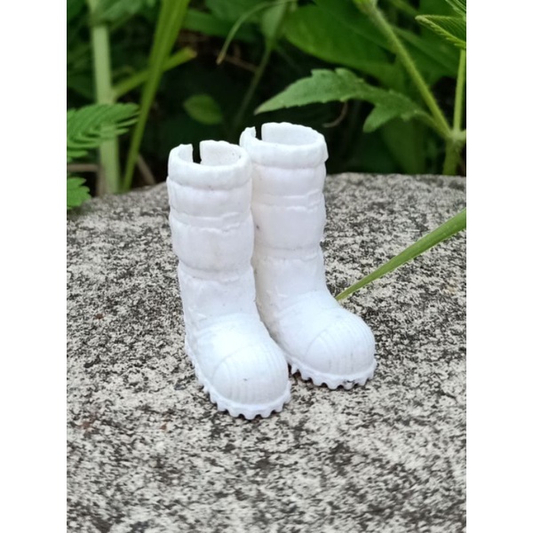 sepatu warna putih boneka Chelsea