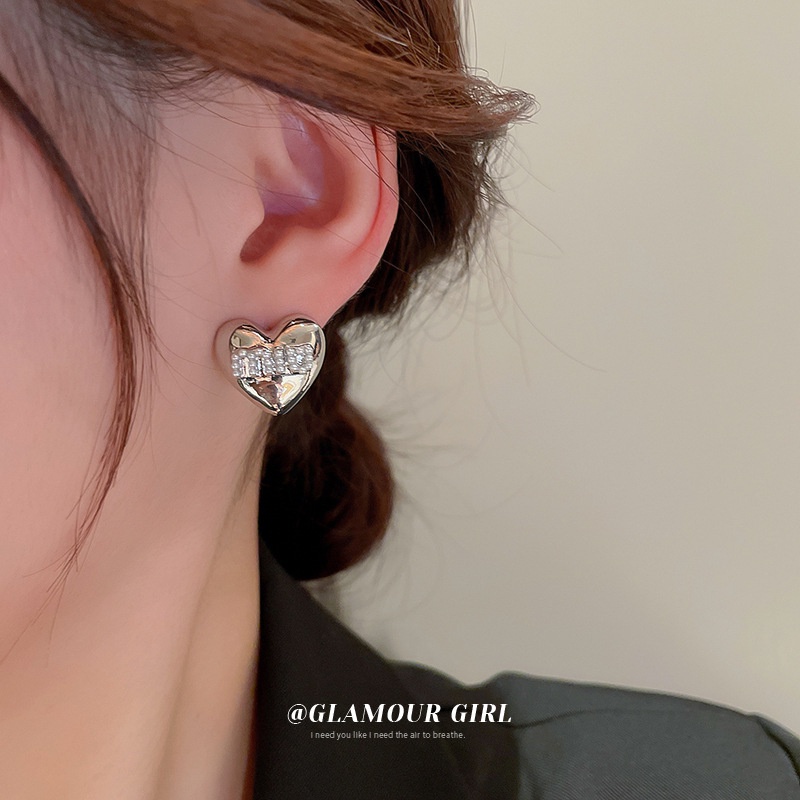 Anting Stud Mutiara Bentuk Hati Warna Silver Gaya Korea Untuk Wanita