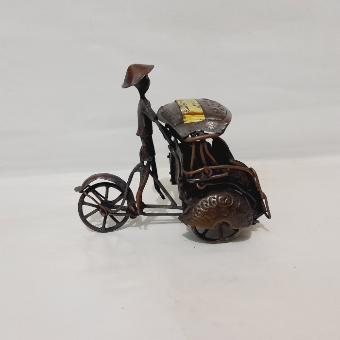 Hiasan Kuningan Miniatur Pengayuh Becak Dan Penumpangnya Lawas Jadul