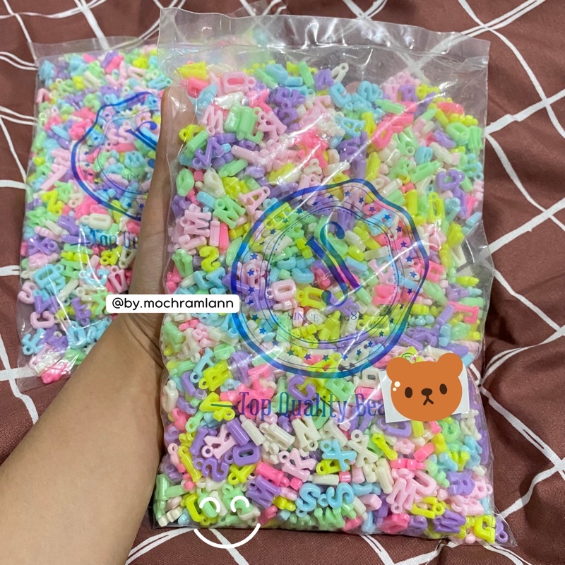 CHARM HURUF PASTEL GANTUNG ISI 450GR / HURUF PLASIK GANTUNG / HURUF MANIK SUSU