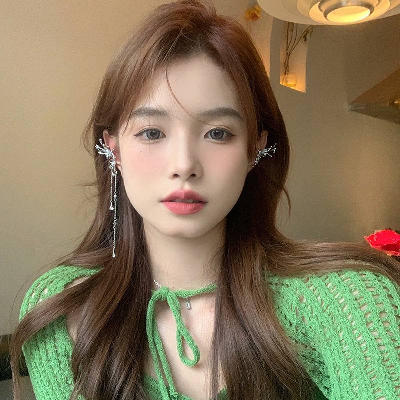 1 Pasang Anting Klip Rumbai Panjang Desain Kupu-Kupu Warna Silver Untuk Wanita