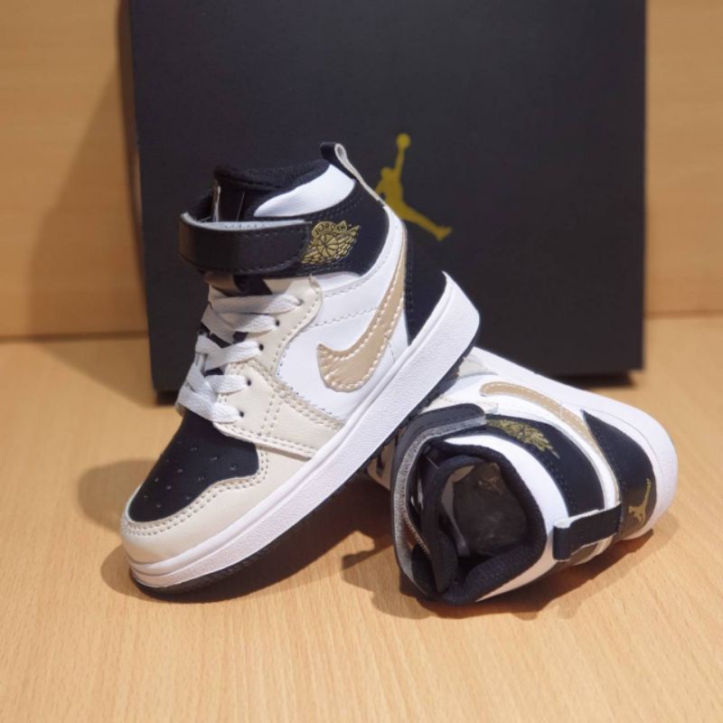 sepatu anak jordan sepatu anak nike sepatu anak laki laki import sudah termasuk box &amp; bonus kaus kaki .