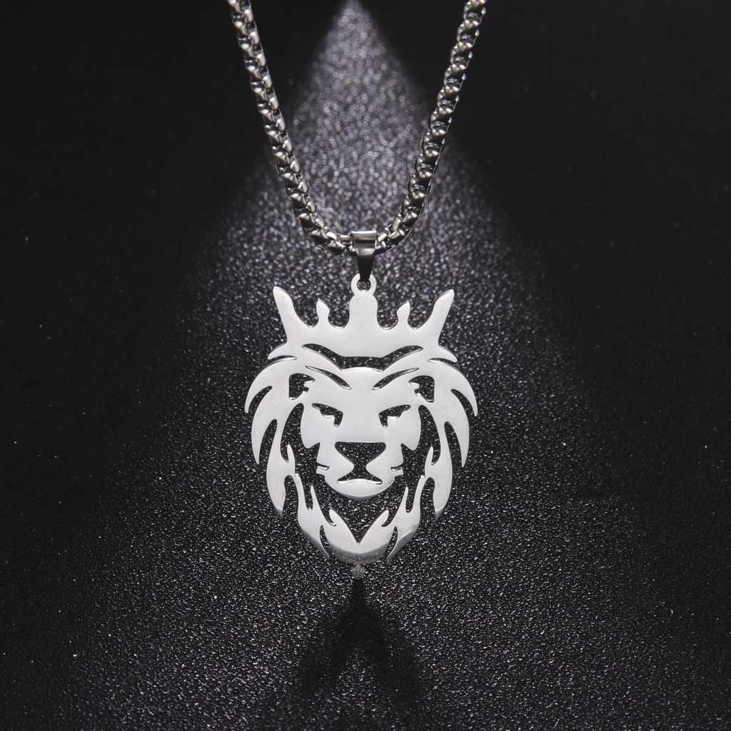 Kalung Rantai Dengan Liontin Mahkota Singa Bahan stainless steel Warna Emas