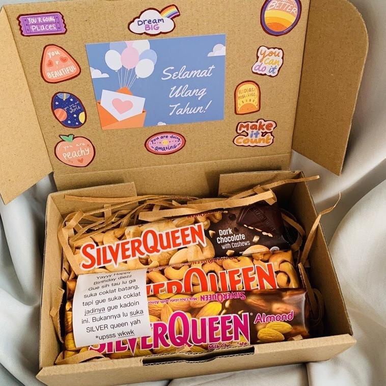 

Keluaran Terbaru.. Kado Hampers Coklat Silverqueen 3 pcs 62 gr Untuk Hadiah Valentine Pacar Cewek Cowok 7ZM