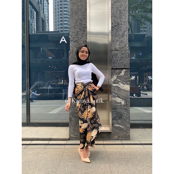 Rok lilit batik // kain lilit // rok serut bawahan kebaya // rok likit free ring gesper // bawahan batik // rok // kain lilit // batik couple // rok lilit merak by kanaya.butik