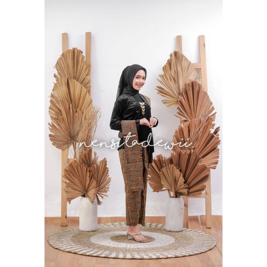 Kebaya Bludru, Jarik Wiru Instan + Selendang / Motif Truntum Hijau