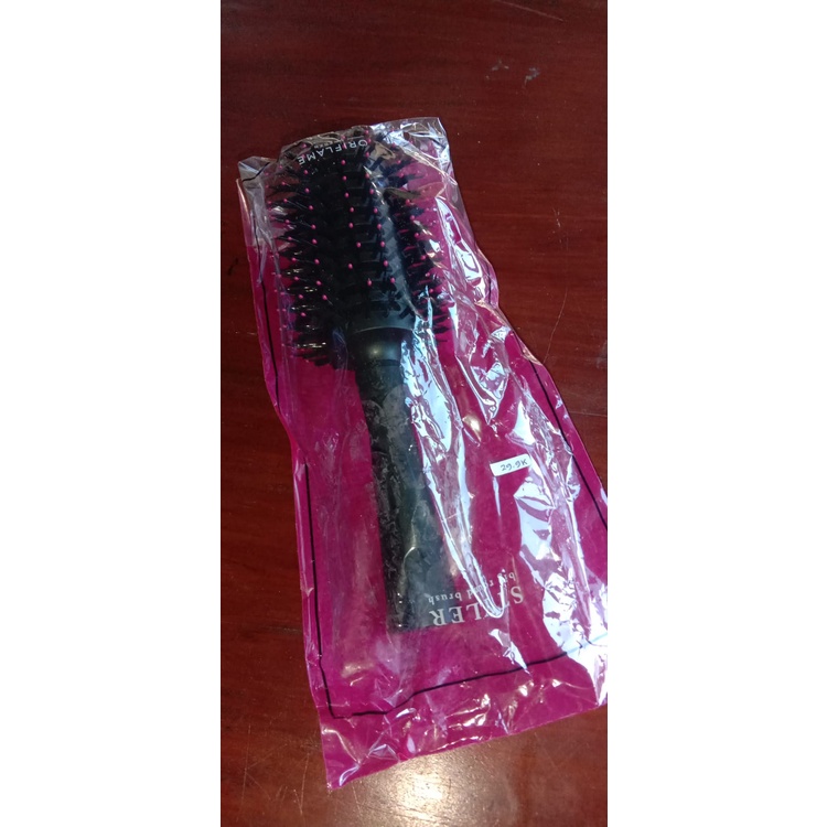 sisir by oriflame. membantu tampilan rambut mudah di atur dan lebih bervolume.