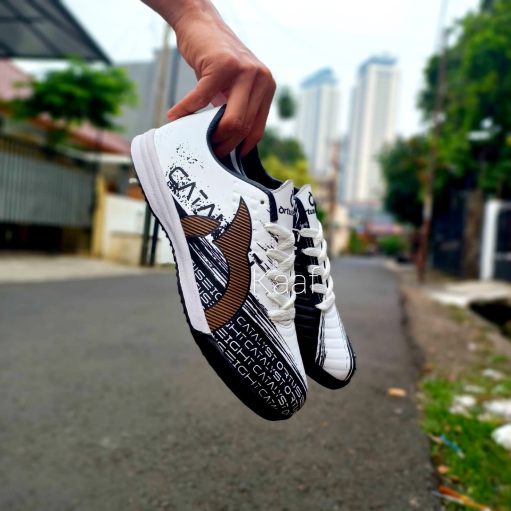 SEPATU FUTSAL ORTUSEIGHT CATALYST REVENGE FG BLACK WHITE L COD SEPATU BOLA FUTSAL ORTUS REVENGE