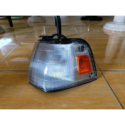 Sen depan Mazda 323 tahun 1988 sebelah kiri