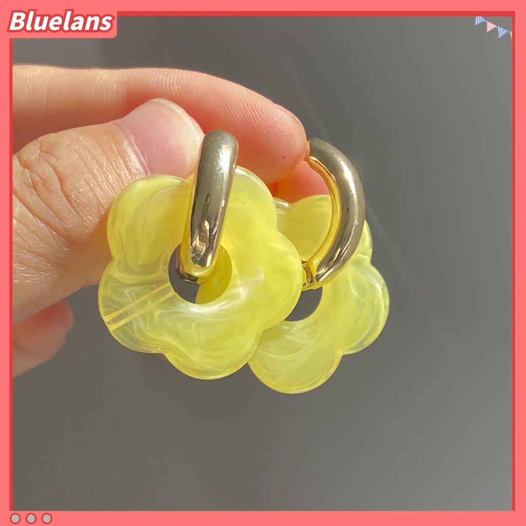 1 Pasang Anting Bentuk Bunga Model Hollow Out Bahan Resin Untuk Wanita