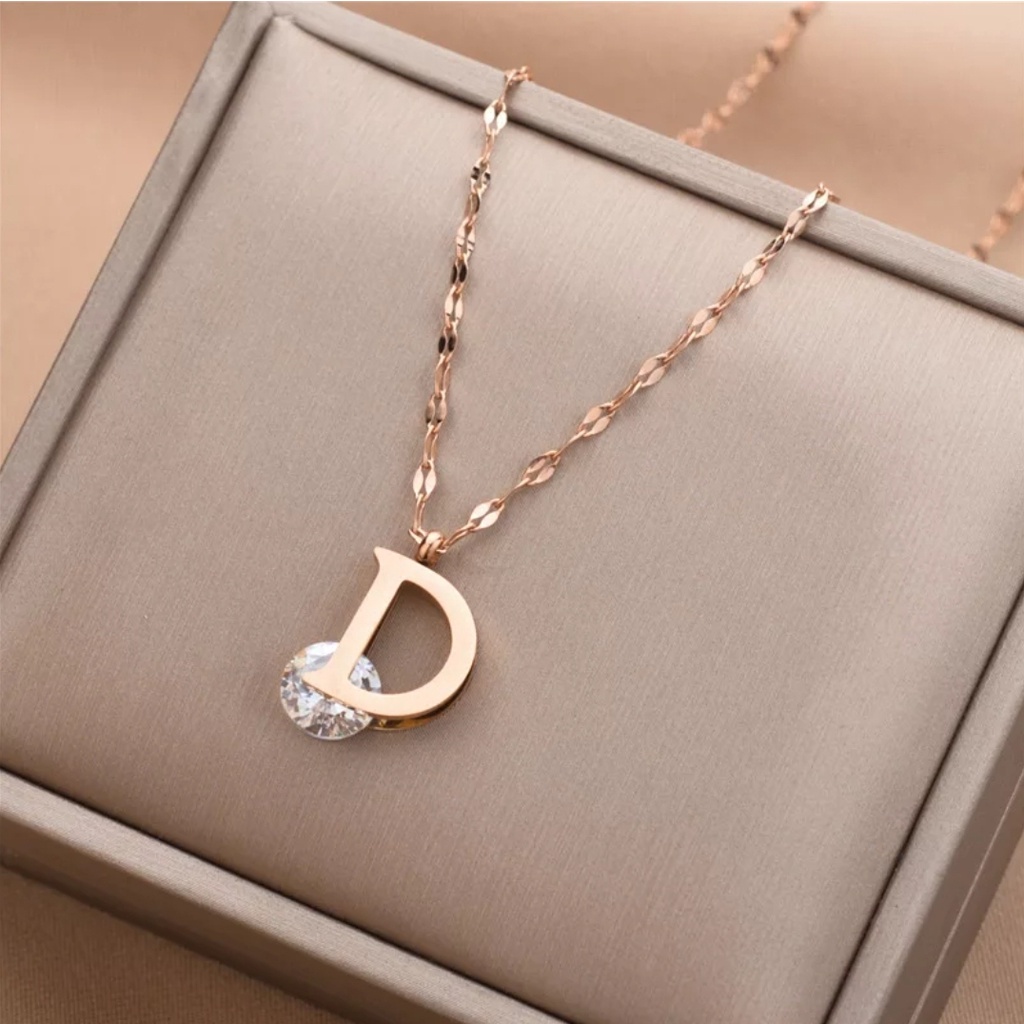 Kalung Titanium Model Huruf D Diamond Artificial Dengan Warna RoseGold dan Gold