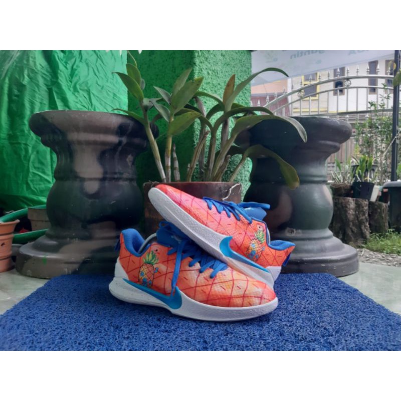 NIKE KOBE MAMBA FOCUS X SPONGEBOB PINEAPPLE HOUSE SIZE 44,5 LIKE NEW
